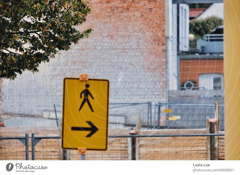Fußgänger da lang: Hinweisschild, herbstliches Laub, Fassaden und Baustellengitter ergeben ein harmonisches Bild Herbst Schild Richtung gelb rot urban