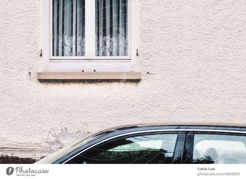 Ein Fenster mit altmodischer Gardine zur Straße, darunter das Dach eines geparkten Autos Autodach Vorhang Häusliches Leben Tag Dekoration & Verzierung Spitze