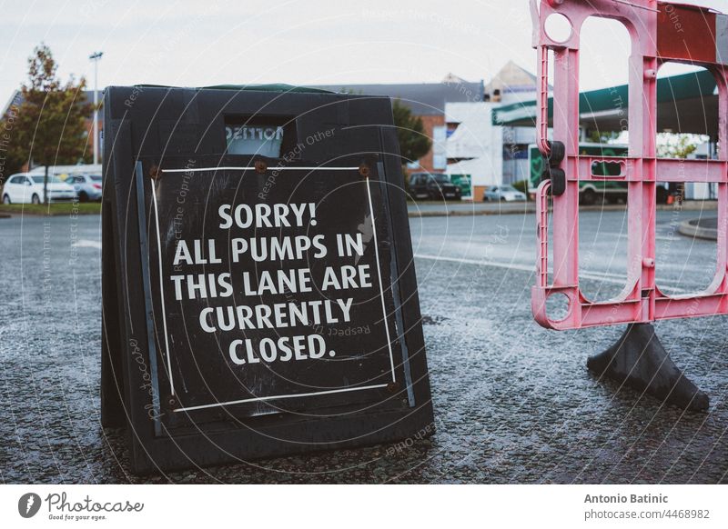 Schwarzes Schild vor einer Tankstelle in England. Petrol crysis wie es Kraftstoffknappheit im Land, die Menschen Schlange stehen an Tankstellen, um alle Kraftstoff noch zu bekommen