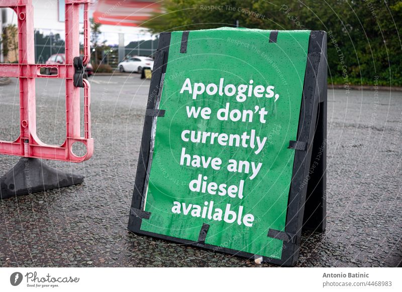 Grünes Schild, das sich in England für die Nichtverfügbarkeit von Dieselkraftstoff entschuldigt. Benzinkrise im Vereinigten Königreich, da das Land von Kraftstoffmangel betroffen ist und die Menschen im ganzen Land in Schlangen auf Kraftstoff warten