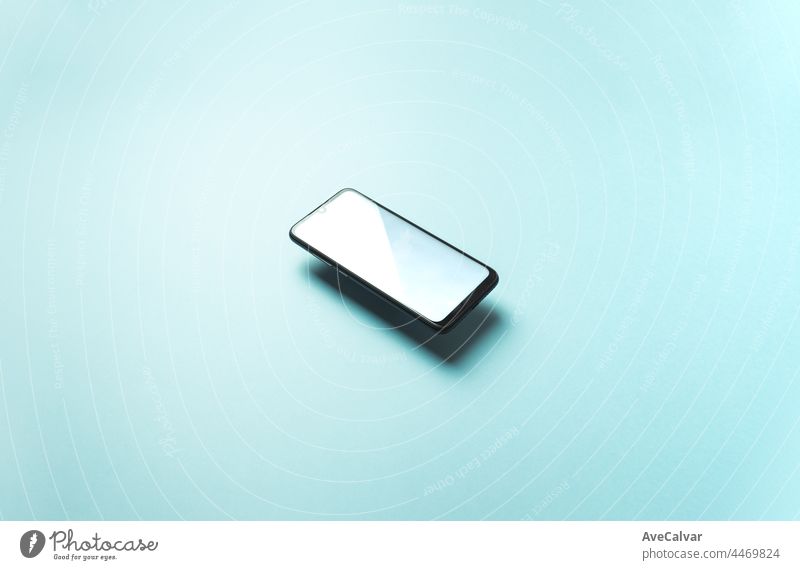 Top-Ansicht des Mobiltelefons schwimmenden leeren scree Vorlage auf Pastell Pastell blauen Hintergrund mit Kopie Raum, minimales Design, Formen, bunte b Telefon