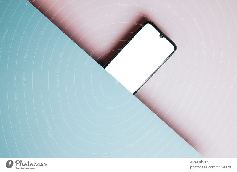 Draufsicht auf Handy-Bildschirm leere Vorlage auf rosa und blauen Hintergrund mit Kopie Raum, minimales Design, Formen, bunten Hintergrund, jungen Stil, Transgender-Flagge,