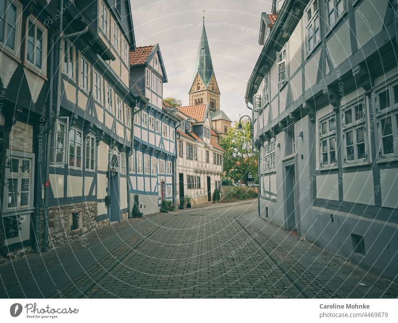 Häuserreihen in Wolfenbüttel mit Blick auf den Kirchturm Alststadt historisch Altbau fenster Tradition vergangenheit ästhetisch retro Ziegeldach gemütlich