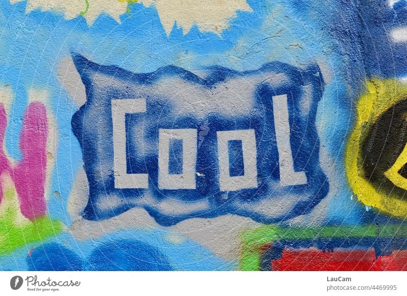 Cool - buntes Graffiti an der Wand cool Coolness kalt Eis toll frisch Erfrischung Grafik u. Illustration farbig farbenfroh farbenfroher Hintergrund Ausruf blau