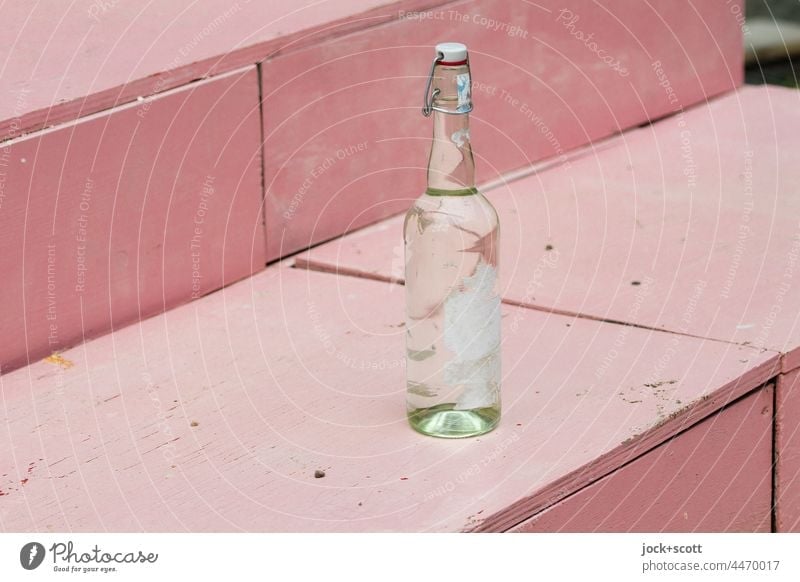 auf einer Treppe eine Flasche mit Bügelverschluss Hintergrund neutral Dinge Glasflasche Verschluss Design Bügelflasche Etikett abgerissen abgestellt leer rosa