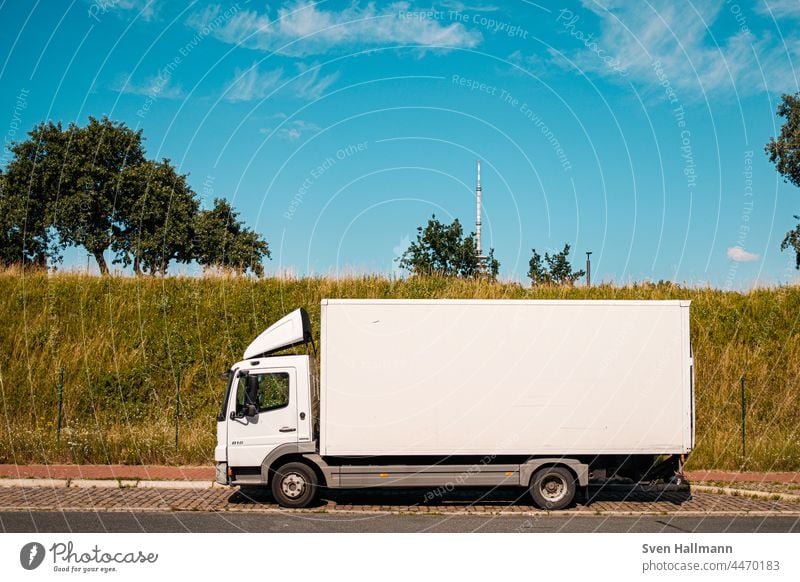weißer Lastwagen steht auf Straße Güterverkehr & Logistik Lastkraftwagen Transport Lkw Fahrzeug Verkehr Versand Autobahn Ladung Laster Handel Menschenleer LKW
