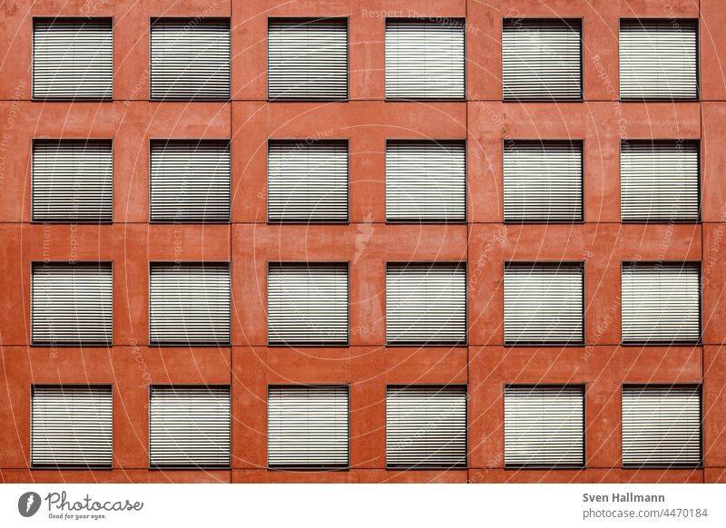 6 x 4 Fenster an orangener Wand Beleuchtungselement Fassade Moderne Architektur Zweckbau Gebäude Strukturen & Formen Linie modern Streifen Minimalismus Bauwerk