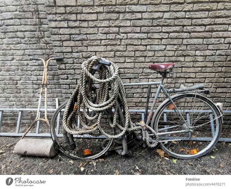 Leiter, Seil, Fahrrad und so bilden hier ein spannendes