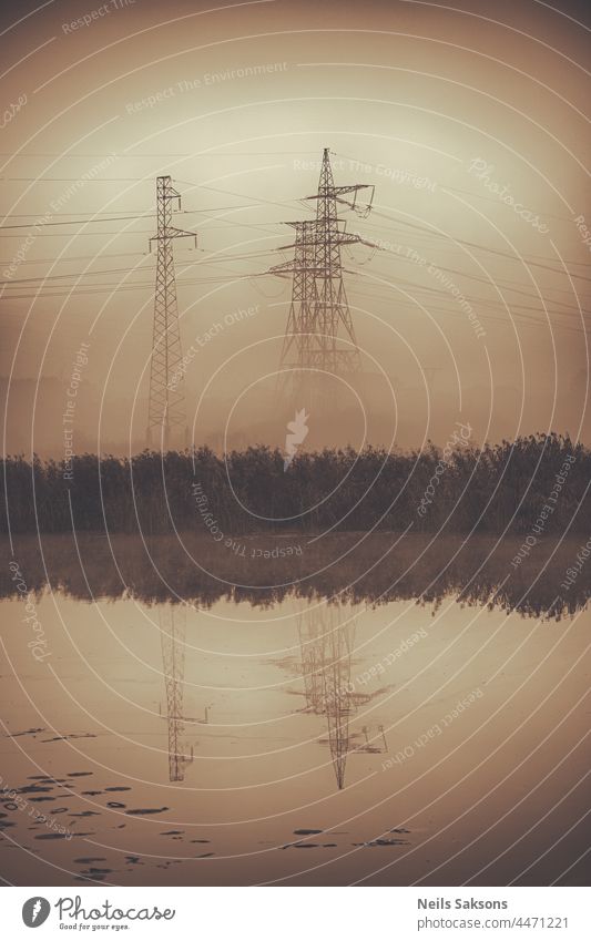 elektrische Linien im Nebel, sepia vertikal. Hintergrund konstant sein entschlossen sein einsam sein Kabel Konstruktion Verteilung Strommast Elektrizität