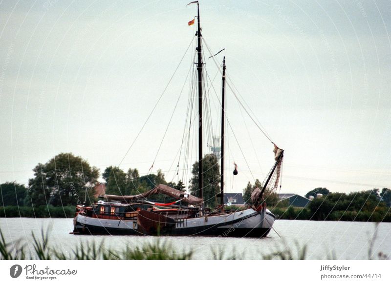 Netherland-Boat Wasserfahrzeug Fischereiwirtschaft Niederlande Flevoland Fischerboot schlechtes Wetter Regen Meer Küste Arbeit & Erwerbstätigkeit