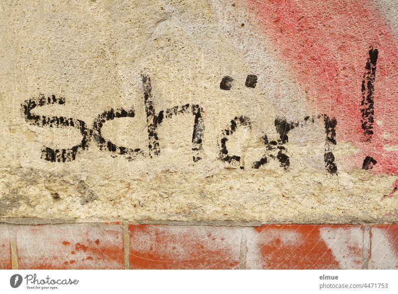 schön !  steht in schwarzer Schrift an der grob verputzten Wand / Lob /  Bewertung Schmiererei Graffito Graffiti Putz Typographie Straßenkunst Jugendkultur