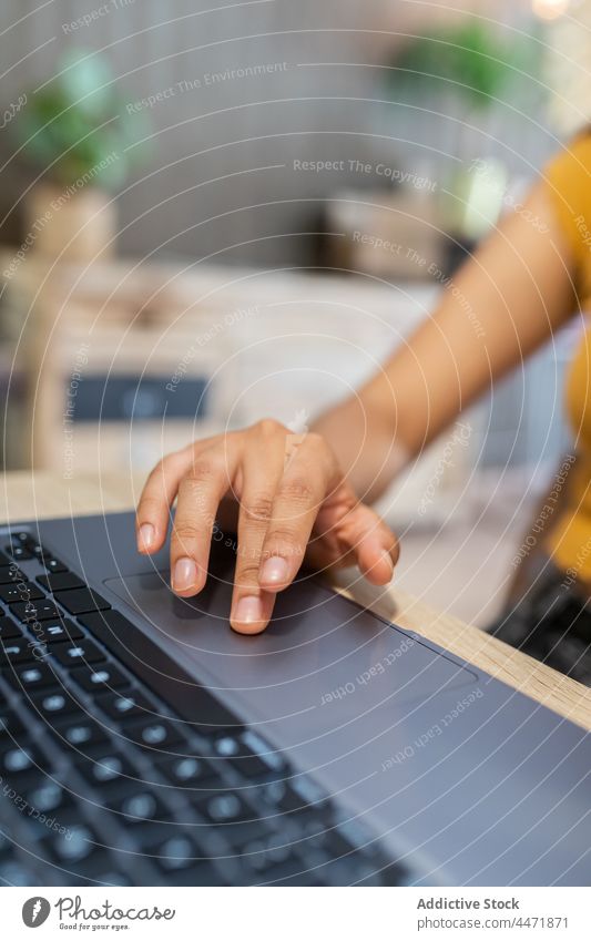 Anonyme Frau beim Tippen auf dem Laptop während der Arbeit Unternehmer benutzend online Büro Internet Business Arbeitsplatz Geschäftsfrau zuschauen