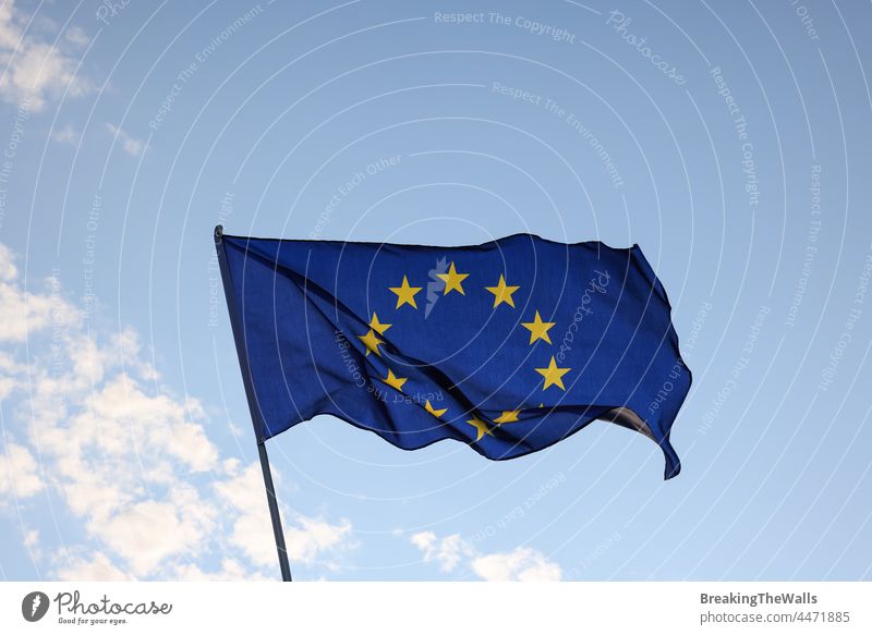 Europäische Union EU-Flagge weht vor blauem Himmel Fahne Europäer Europa übersichtlich fliegen winken Wind Flagstaff Fahnenmast winkend Fliege Nahaufnahme Seite