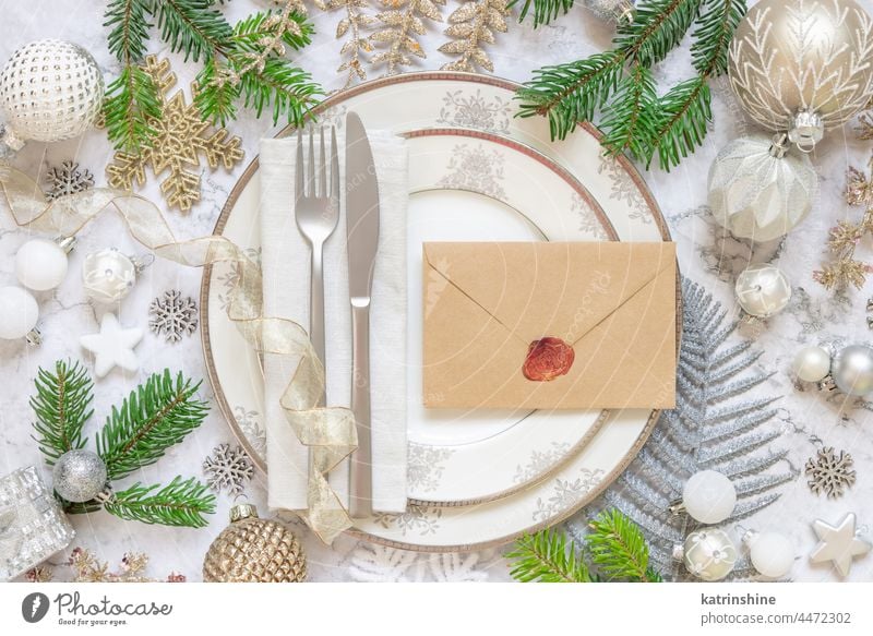 Festlich gedeckter Tisch mit Tannenzweigen und Weihnachtsschmuck. Briefumschlag Mockup Weihnachten Attrappe Kuvert Stubenschmuck Dekor Feiertag Neujahr weiß
