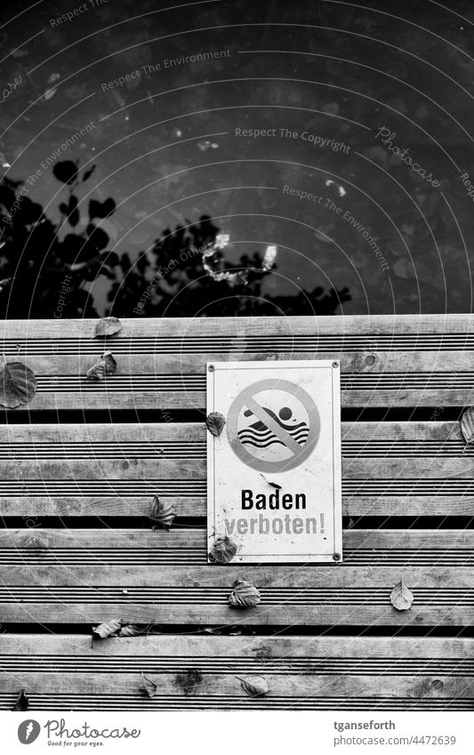 Baden verboten baden verboten Schild Schilder & Markierungen Verbotsschild Hinweisschild Menschenleer Warnhinweis Wasser Steg Schriftzeichen Zeichen Sicherheit