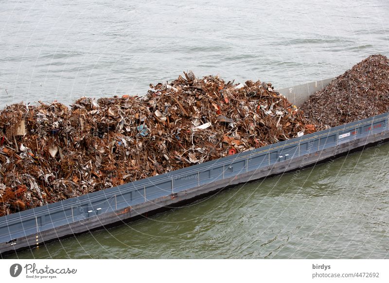 Ein mit Schrott und Altmetall beladenes Binnenschiff Metall wiederverwertung Rohstoff Recycling Schiff Ladung Schifffahrt Transport Güterverkehr & Logistik