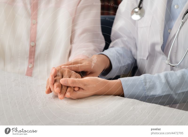 Arzt hält die Hände zusammen und hält eine ältere Patientin Sucht Erwachsener gealtert Unterstützung Pflege Kaukasier Nahaufnahme Mitteilung Mitgefühl Konzept