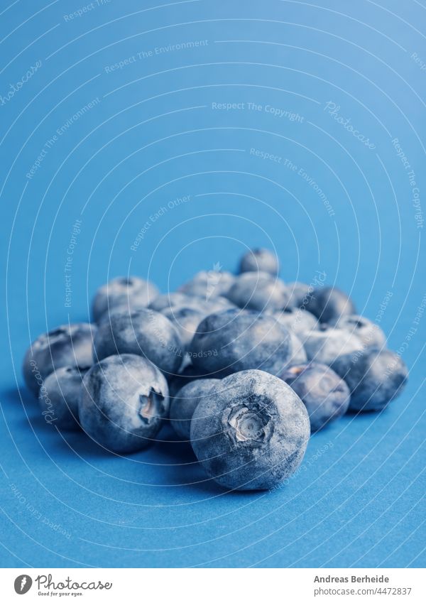 Ein Haufen Blaubeeren auf blauem Hintergrund Supernahrung organisch Biografie Frische produzieren Ackerbau Sommer Diät Ernte viele Gesundheit
