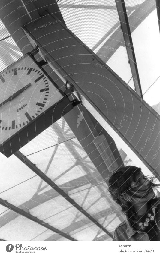 timeout Termin & Datum Fahrplan Stress Frau Bahnhof Eile