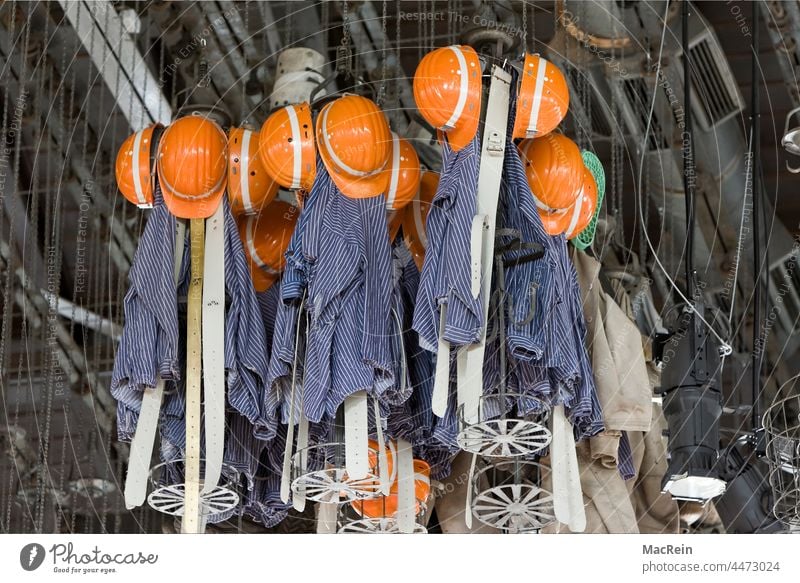 Bergmannskleidung in einer Waschkaue unter der Decke Wachkaue Arbeitskleidung Arbreitsbekleidung Helm Helme Kleiderkörbe unter tage Kohle Braunkohle