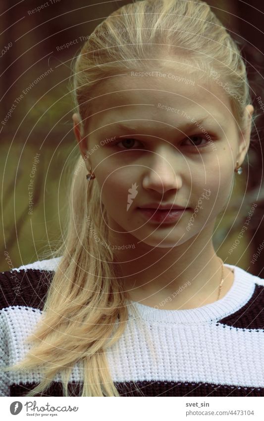 Porträt eines blonden Mädchens mit vollem Gesicht vor dem Hintergrund des Herbstwaldes. jung im Freien Blick Teenager Schönheit natürlich Behaarung Dame Model