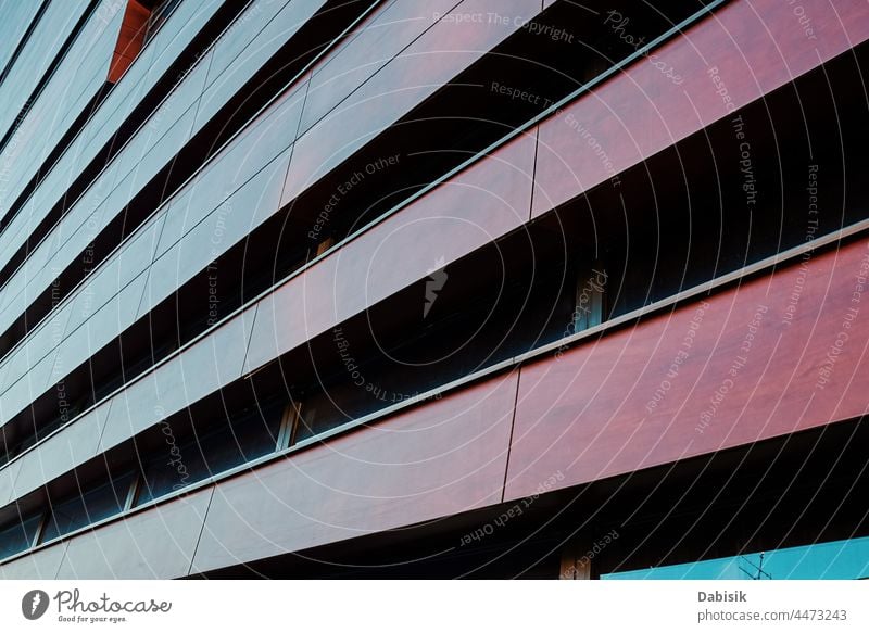 Moderne Gebäudefassade mit geometrischem Muster modern Architektur abstrakt Detailaufnahme sehr wenige Hintergrund Design Struktur futuristisch Kunst Stahl