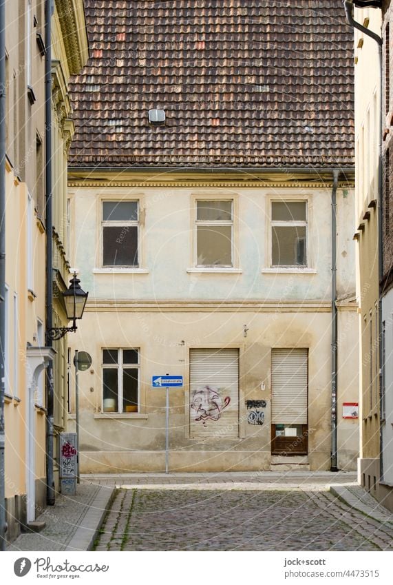 Einbahnstraße trifft auf Einbahnstraße in der Altstadt wie ausgestorben Haus Architektur Straße Kopfsteinpflaster Fassade Gasse Brandenburg an der Havel