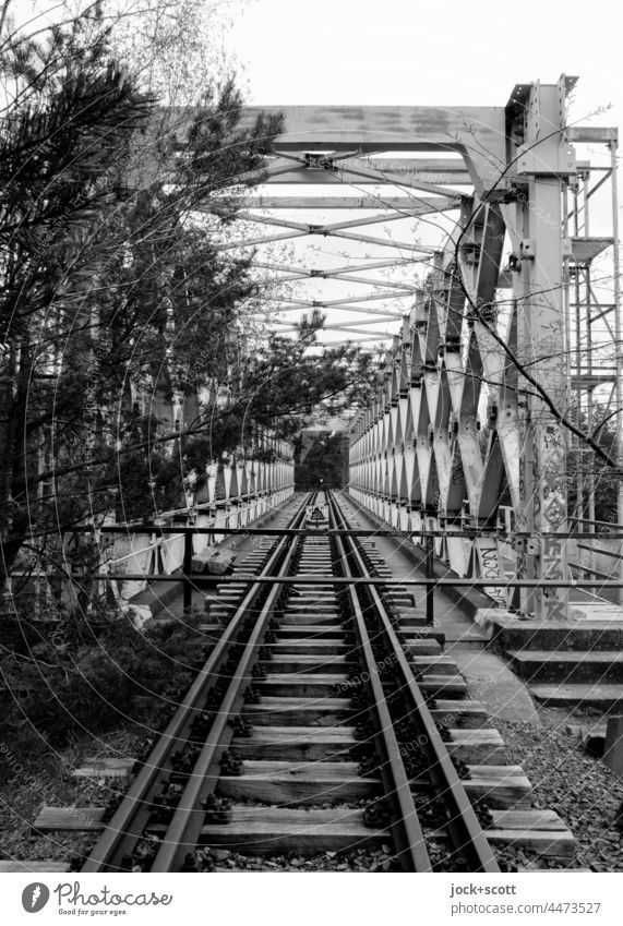 verlorene Fachwerkbrücke zwischen der Zeit Brücke Eisenbahnstrecke Architektur Eisenbahnbrücke Verkehrswege lost places Gleise Strukturen & Formen