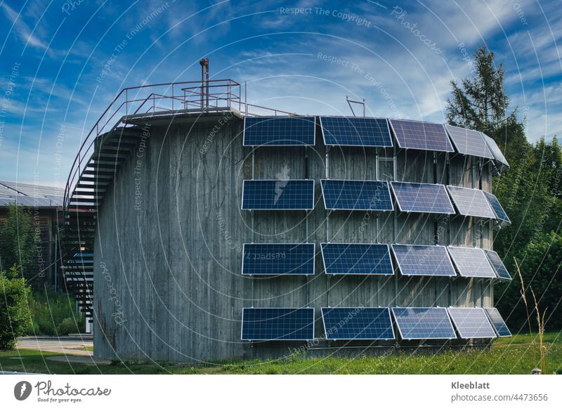 Photovoltaikaikanlage an einem runden Betongebäude - Erneuerbare Energien Energiewirtschaft Technik & Technologie Himmel blauer Himmel Umweltschutz