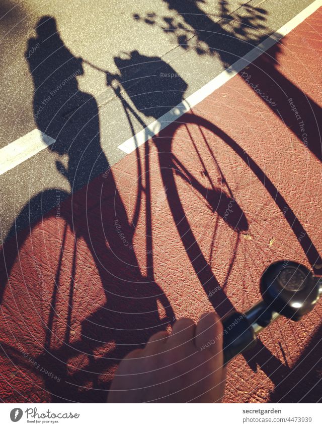 Ein Schatten meiner Selbst. Fahrrad Klima Klimawende rot Asphalt Fahrradweg Sonne Hollandrad Klingel Lenker Fahrradfahren Außenaufnahme Farbfoto Straße Verkehr