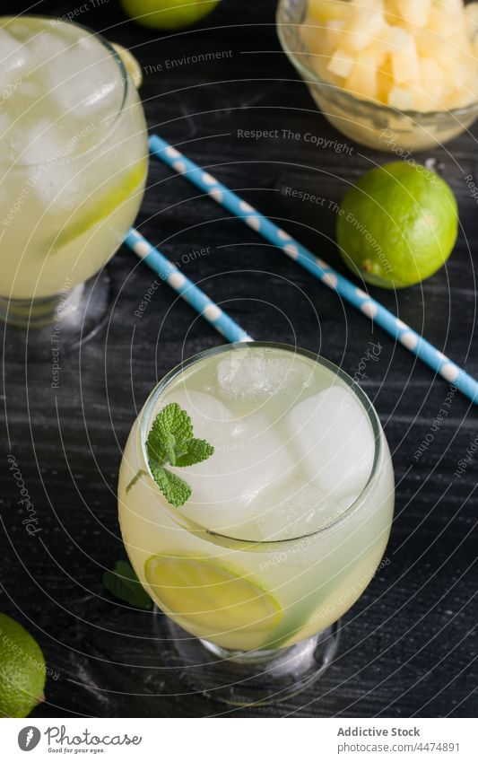 Gläser mit erfrischenden Cocktails mit Limette und Eis Kalk Minze Ananas kalt exotisch Erfrischung tropisch Frucht Getränk trinken lecker Saft reif Glas mischen