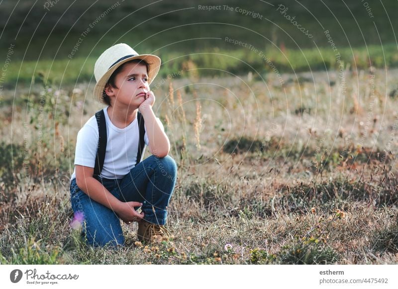 Nachdenkliches Kind mit weißem T-Shirt und Hut Kindheit nostalgisch nachdenklich Gedanke Einsamkeit einsam Zukunft Ausdruck Freiheit Unschuld unglücklich