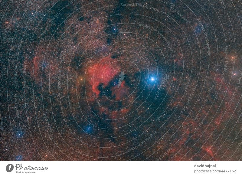 Helle Sterne, die Milchstraße und Nebel im Sternbild Schwan, fotografiert von Mannheim aus. nordamerikanischer nebel Pelikannebel Emissionsnebel cygnus deneb