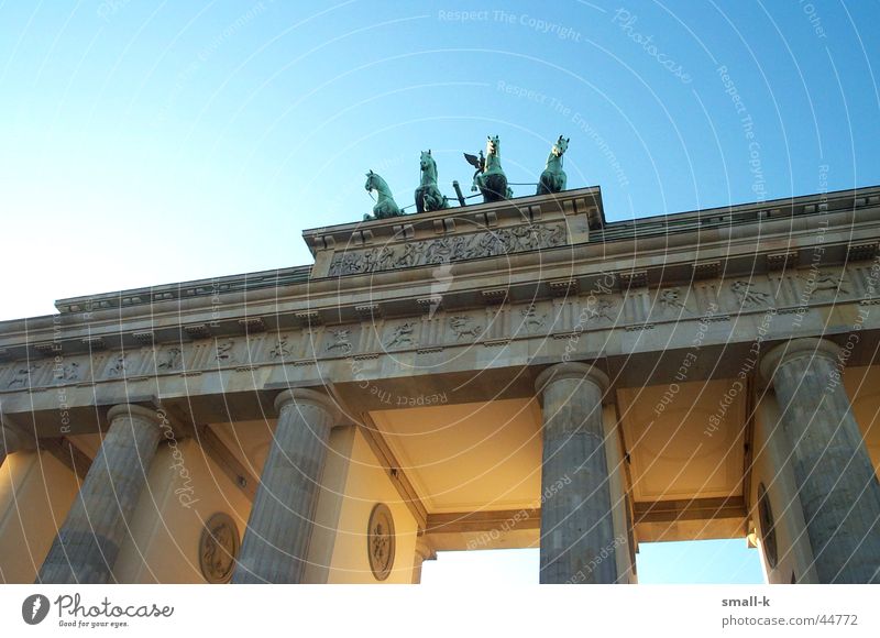 leuchtendes Brandenburger Tor Sonnenstrahlen Licht historisch Wiedervereinigung Berlin Lampe Himmel Architektur