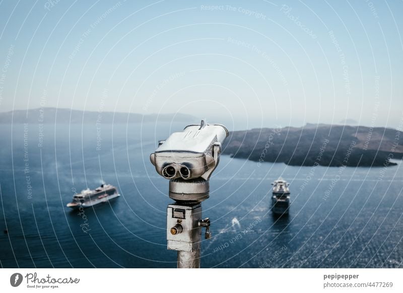 Auf Santorin Fernrohr mit Fährschiffe Fernglas Teleskop Farbfoto Außenaufnahme Ferien & Urlaub & Reisen blau Himmel Sightseeing Tourismus Ferne Menschenleer