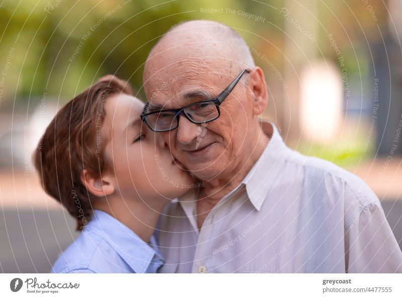 Großvater freut sich über die Liebe seines Enkels Familie Enkelkind Kuss Opa Großeltern Porträt alt Kind Senior Zuneigung älter Junge Pflege vereint Wange