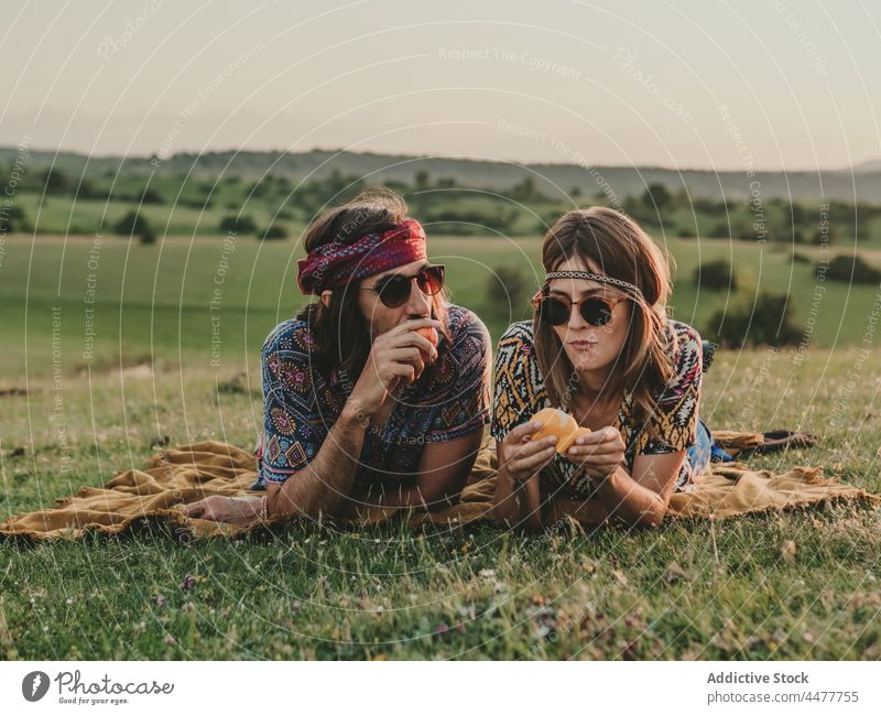 Pärchen beim Essen auf einer Wiese liegend Frau Natur Inhalt angeblättert Orangen positiv friedlich Gelassenheit Landschaft Gras Lifestyle sorgenfrei romantisch