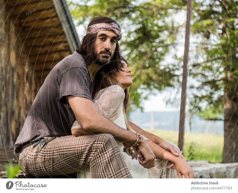 Pärchen auf der Treppe auf der Veranda vor der Hütte Paar sich[Akk] entspannen Hippie frei Glück Liebe Partnerschaft Emotion Freiheit Hipster Lebensstile Party