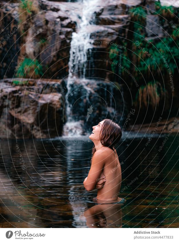 Nackte Frau im See bei Wasserfall Reisender nackt reisen Teich Lächeln Park Casarino-Fieber Spanien Sommer Deckbrust Natur idyllisch genießen natürlich Harmonie