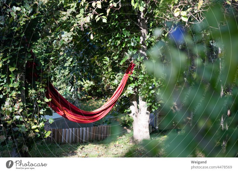 Hängematte für Pause im Garten Freizeit Homeoffice rot Sommer Auszeit Herbst Ruhe