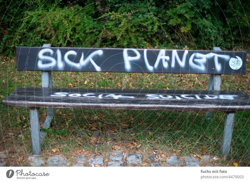Sick Planet, Graffiti auf einer Sitzbank krank aussage Farbfoto Menschenleer Wort Schriftzug Parkbank Buchstaben Aussage Text sozial