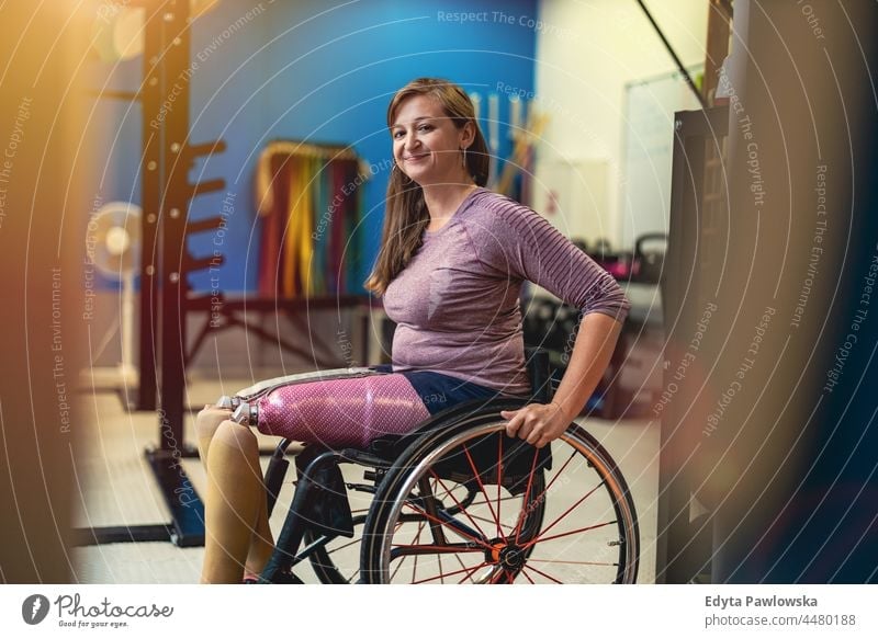 Frau mit Beinprothese im Rollstuhl Physiotherapie Tatkraft Wiederherstellung Rehabilitation Stärke Training Beine Übung Fitness Sport Gesundheit Körper