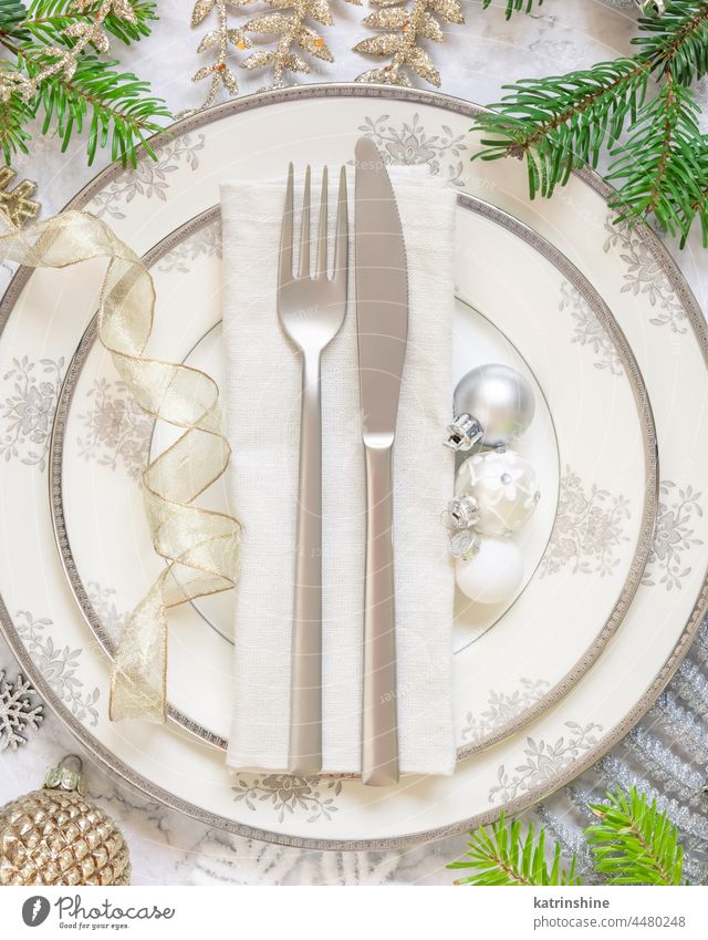 Festlich gedeckter Tisch mit Tannenzweigen und Weihnachtsschmuck Weihnachten Tischplatz Stubenschmuck Dekor Feiertag Neujahr Murmel weiß golden Textfreiraum