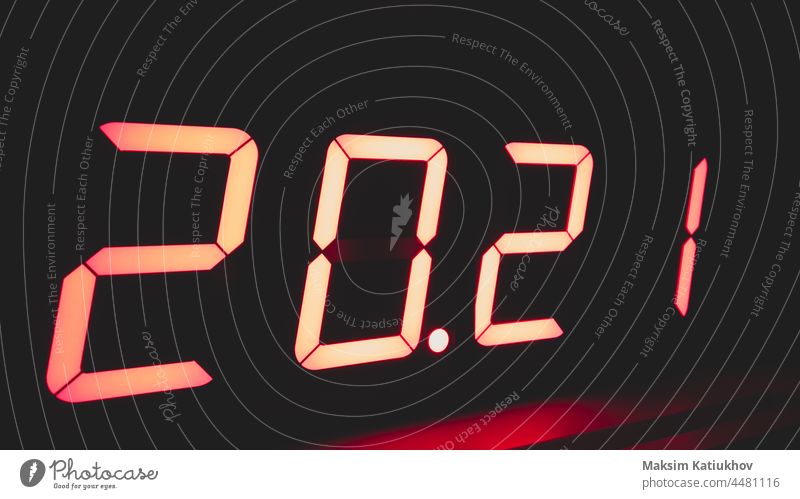 Digitaluhr mit roter LED-Beleuchtung Zahlen 2021 im Dunkeln - ein  lizenzfreies Stock Foto von Photocase