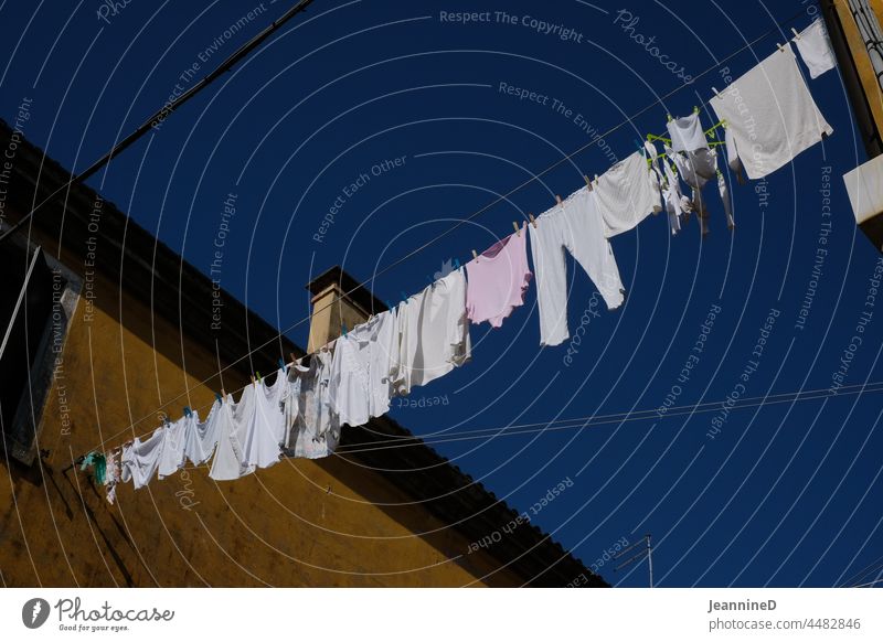 Wäscheleine voll weisser Wäsche von Haus zu Haus Venedig Wäscheklammern Haushalt Wäsche waschen Haushaltsführung Bekleidung hängen frisch Alltag Leben Waschtag