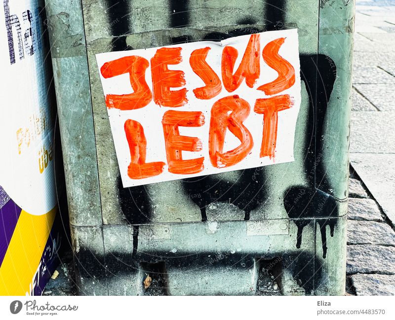 Sticker mit der Aufschrift „Jesus lebt“ in roter Schrift auf einem Stromkasten. Christentum und Religion. Religion & Glaube Jesus Christus Hoffnung glauben