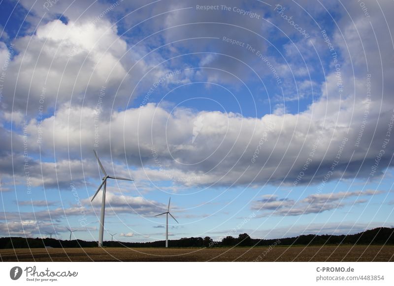 Landschaft mit Windkraftanlagen und Wolken am Himmel Windmühle windkraft regenerativ Wolkenhimmel Elektrizität Turbine Energie Umwelt nachhaltig