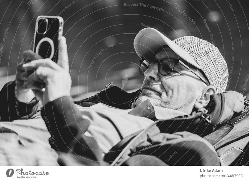 UT Teufelsmoor 2021 - ...sich einen faulen schönen Le(=ä)nz machen ;-) Mann Handy Schwarzweißfoto cappy Brille relaxen erholen Pause machen ausruhen liegen