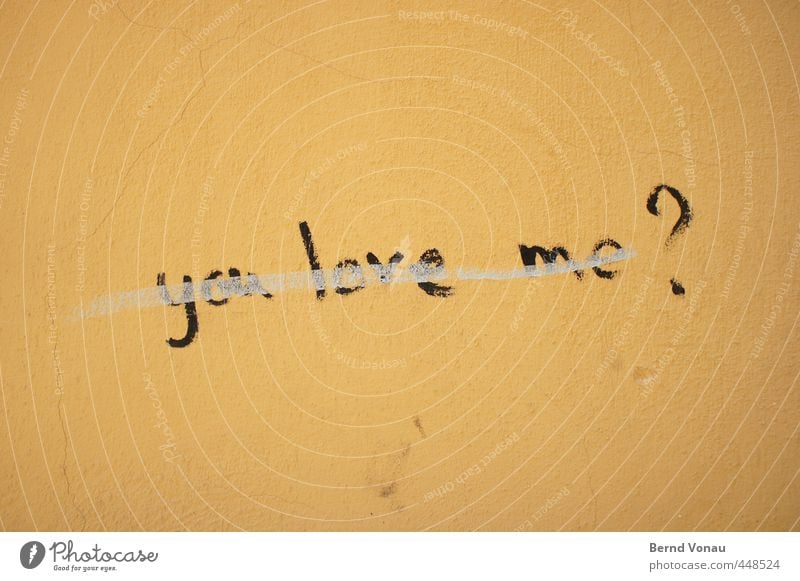 Unentschieden Schriftzeichen Graffiti schreiben braun gelb schwarz Liebe Fragezeichen Fragen unsicher durchgestrichen weiß unentschlossen Zweifel Englisch Riss