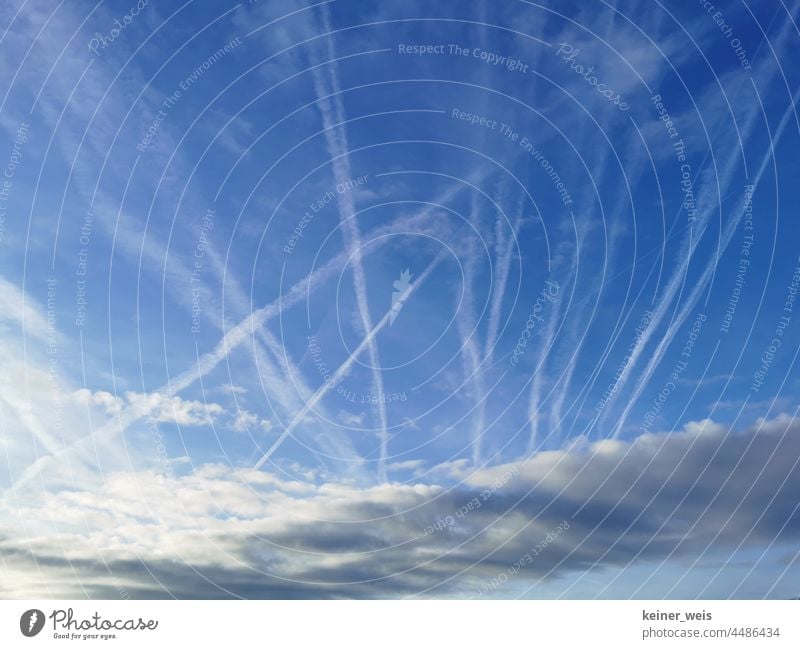 Kondensstreifen am Himmel von Passagierflugzeugen nutzloser Urlaubsflieger oder Chemtrails der Verschwörungstheorie Streifen Flugverkehr Luftverkehr Flugzeug
